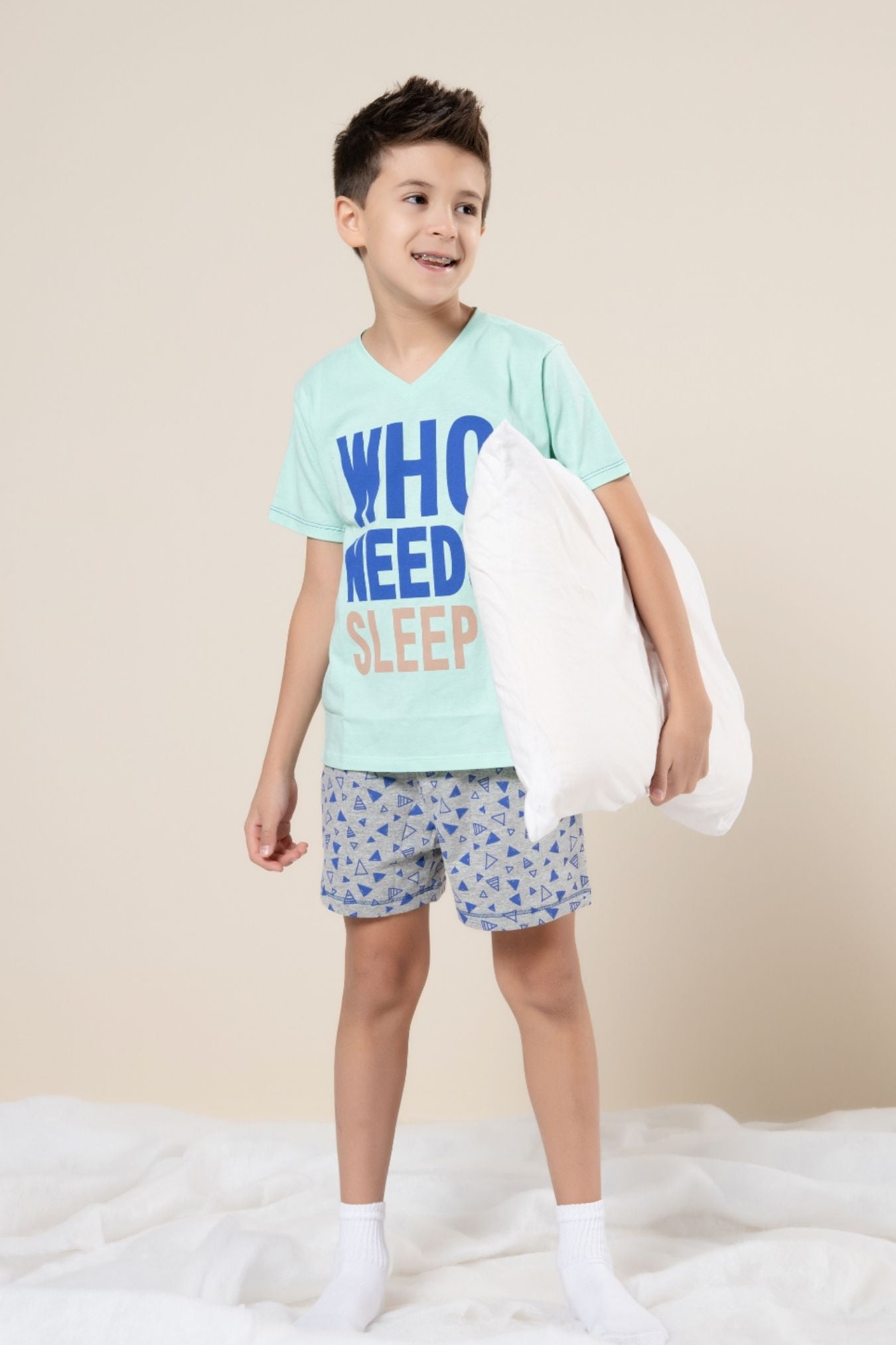 Pijama infantil com estampa "Who needs sleep?"