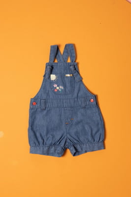 Jardineira bebê jeans com bordado no bolso