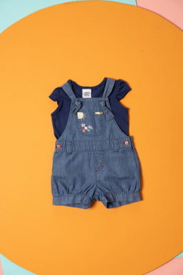 Jardineira bebê jeans com bordado no bolso
