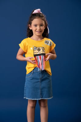 Blusa infantil manga curta com aplicação na estampa