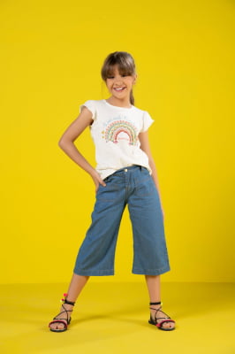 Calça infantil jeans modelo pantacourt