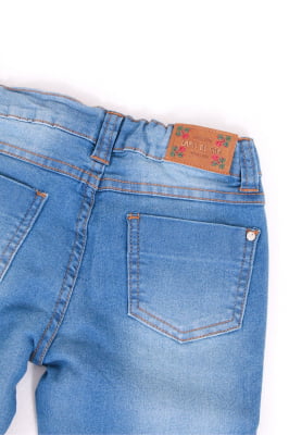 Calça jeans infantil com barra desfiada