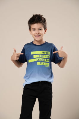 T-shirt infantil com degradê e estampa na frente